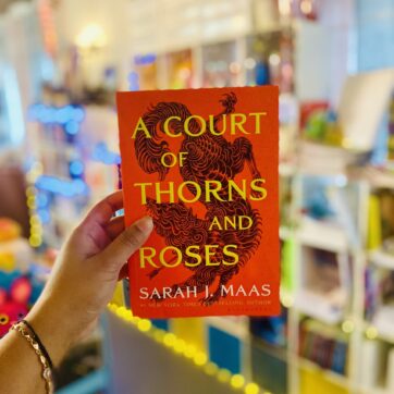 A Court of Thorns and Roses (Book 1 of 5: A Court of Thorns and Roses)