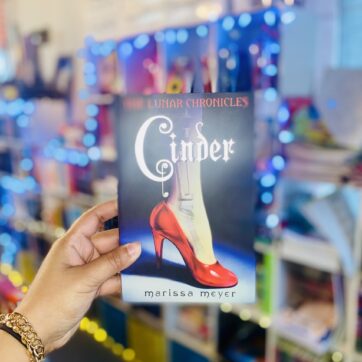 Cinder (The Lunar Chronicles Book 1)