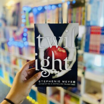 Twilight (Book 1 of 5: The Twilight Saga)